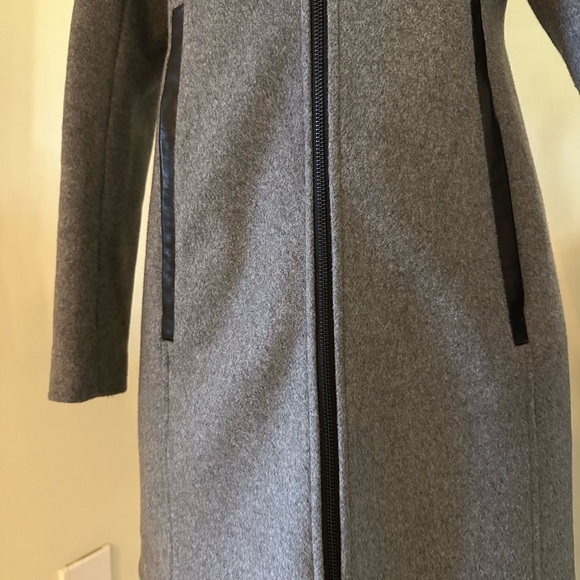 Winter coat by Soia&Kyo with convertible details. Size 4 - Picture 6 of 16